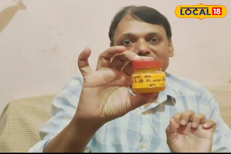 शिवकुमार पांडे बताते हैं कि इस बाम को बनाने की प्रक्रिया आसान नहीं है. इसे तैयार करने में पूरे दो महीने का समय लगता है और दुर्लभ जड़ी-बूटियों का इस्तेमाल होता है. यही कारण है कि इसकी कीमत सामान्य बाम से कहीं ज्यादा है. लेकिन यह तेल बाजार के तेल और बाम से ज्यादा असरदार है. शिवकुमार पांडे बताते हैं कि इस बाम को बनाने की प्रक्रिया आसान नहीं है. इसे तैयार करने में पूरे दो महीने का समय लगता है और दुर्लभ जड़ी-बूटियों का इस्तेमाल होता है. यही कारण है कि इसकी कीमत सामान्य बाम से कहीं ज्यादा है. लेकिन यह तेल बाजार के तेल और बाम से ज्यादा असरदार है.
