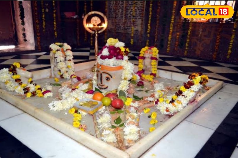 राजेश्वर महादेव मंदिर में स्थापित शिवलिंग दिन में तीन बात बदलती है अपना रंग राजेश्वर महादेव मंदिर में स्थापित शिवलिंग दिन में तीन बात बदलती है अपना रंग
