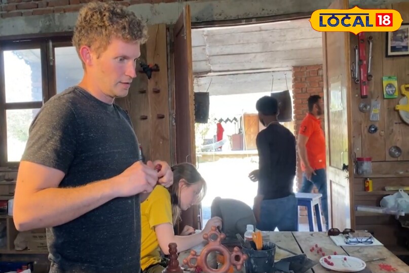 कई देशों के कलाकार आते हैं.