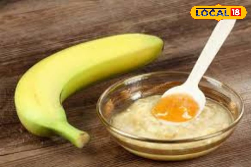 इस नुस्खे के बारे में सोच हैरान हो जाएंगे. केले का पेस्ट मॉइश्चराइजर का काम करता है. ऐसे में पके केले को मसल कर उसका पेस्ट बनाए और एड़ियों पर लगाए. इसे करीब 20 मिनट तक रखने के बाद गुनगुने पानी धो लें.