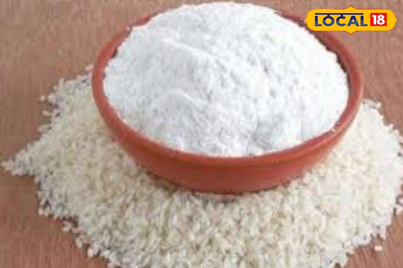 फटी एड़ी पर चावल का आटा 2 चम्मच ले. इसके साथ एक चम्मच शहद और थोड़ा सा सिरका मिलाए. धीरे-धीरे इसे एड़ियों पर स्क्रब करें. यह डेड स्किन हटाने में मदद करता है. आप देखेंगे कि आपकी एड़ियां धीरे-धीरे ठीक होने लगेगी.