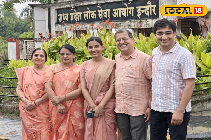 हर्षिता दवे के पिता डॉ. विकास दवे साहित्य अकादमी के डायरेक्टर हैं। जबकि माताजी प्राइवेट स्कूलों में शिक्षिका। उनके बड़े भाई हार्दिक दवे पत्रकार हैं। पिता ने बताया कि बेटी रोज करीब 12 से 14 घंटे पढ़ाई करती थी उसने अपनी मेहनत और लगन से ये मुकाम हासिल किया है।