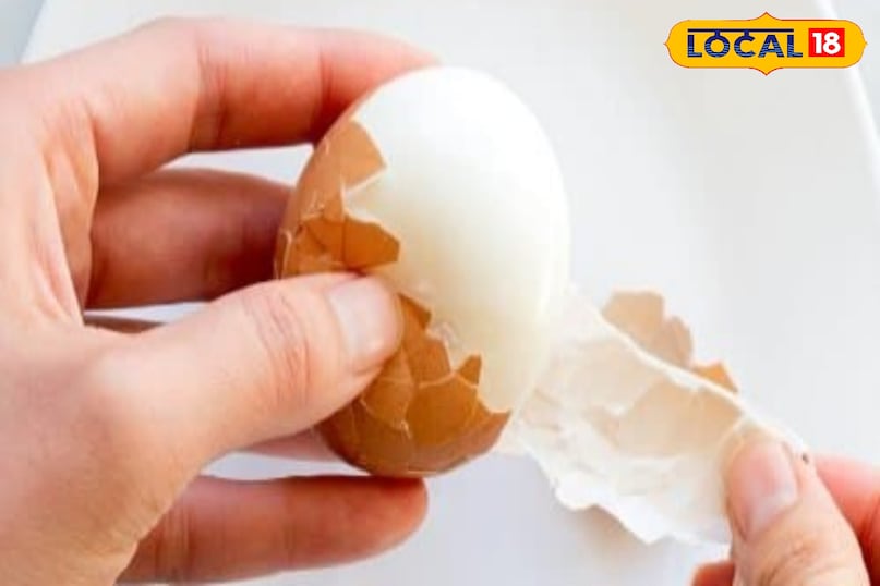 अंडा तुरंत ठंडे पानी में डालें अंडा तुरंत ठंडे पानी में डालें