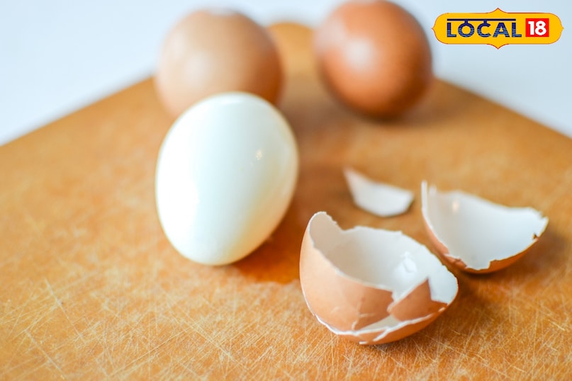 अंडा छिलने के समय सावधानी बरतें अंडा छिलने के समय सावधानी बरतें
