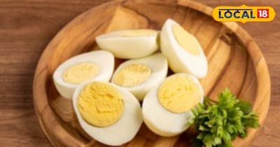 सर्दियों का मौसम आते ही देसी मुर्गा और देसी अंडों की मांग तेजी से बढ़ जाती है. खासकर नॉनवेज खाने के शौकीनों के लिए देसी अंडा ताकत और गर्मी का बेहतरीन स्रोत माना जाता है. इसमें प्रोटीन, विटामिन और ओमेगा-3 जैसे पोषक तत्वों की भरमार होती है, जो ठंड में शरीर को बीमारियों से बचाने और ताकत प्रदान करने में मदद करते हैं. 