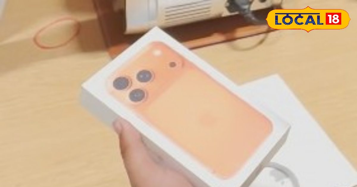 Tach – iphone 17 bhagwa craze in new delhi remembering model 15-16