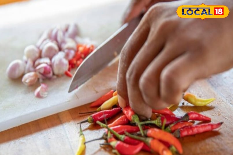 एलोवेरा जेल में कई औषधीय गुण होते हैं, जो कई समस्या से राहत मिल सकती है. इसमें त्वचा को ठंडक देने का काम करता है. ऐसे में मिर्च काटने से पहले अपने हाथों में दो मिनट तक लगाकर छोड़ दें. ऐसे में आपको हाथों की जलन काफी हद तक कम हो सकती है. इससे आपकी त्वचा पर कोई साइड इफेक्ट नहीं आएगा.