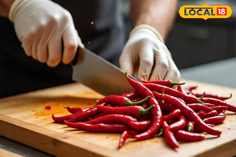 मिर्च काटते ही अगर आपके हाथों में जलन होने लगे, तो दूध-मक्खन या दही का इस्तेमाल कर सकते हैं. इसमें आप इन प्रोडक्टस को दो मिनट तक हाथों में लगाकर रखे और ठंडे पानी से धो ले. आप महसूस करेंगे जलन जल्द ही दूर करेंगे.