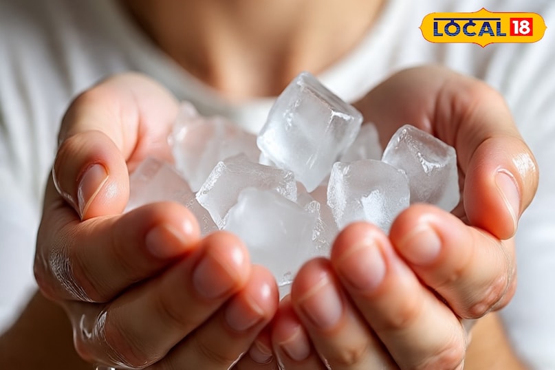 आइस क्यूब का इस्तेमाल करने से इस जलन को कम करने में मदद मिल सकती है, क्योंकि ठंडक से त्वचा की नसें सिकुड़ जाती हैं और जलन कम होती है.