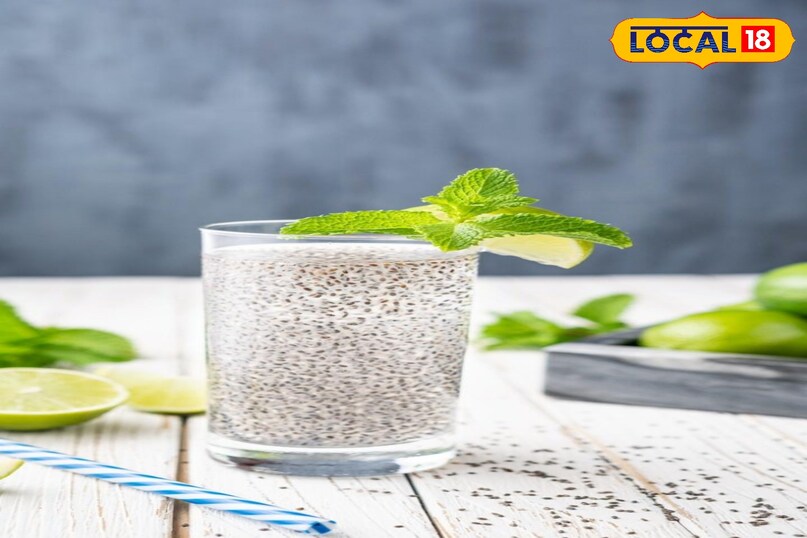 कैसे बनाए सबसे महत्वपूर्ण कदम है चिया सीड्स को पहले से भिगोना और 1 बड़ा चम्मच चिया सीड्स को लगभग आधा कप पानी में कम से कम 30 मिनट से 2 घंटे के लिए भिगोकर रख दें। इससे वह फूलकर जेल जैसा हो जाएगा। कच्चे चिया सीड्स सीधे न खाएं इससे अपच हो सकती है। एक कटोरी में दही लें। इसमें भीगे हुए चिया सीड्स का जेल मिला लें फिर स्वादानुसार काला नमक या सेंधा नमक डालें। आप पुदीने की पत्तियाँ भी मिला सकते है इस मिश्रण को आप सुबह नाश्ते में या दिन के खाने के साथ खा सकते हैं।