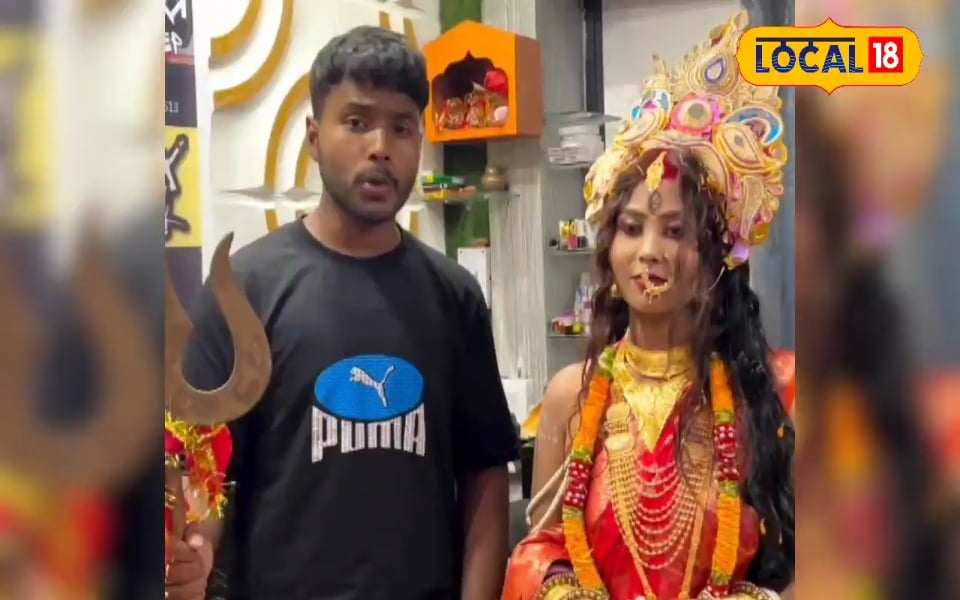 Ajab Gajab: साक्षात दर्शन का अनुभव! मां दुर्गा पहुंची भक्तों के पास, कोई छुआ पांव तो किसी का दिखा ऐसा रिएक्शन