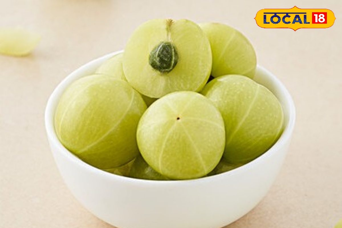 सर्दियों में झड़ते हैं बाल, तो आंवला को फर्मेंट करके खाएं और फिर देखें कमाल