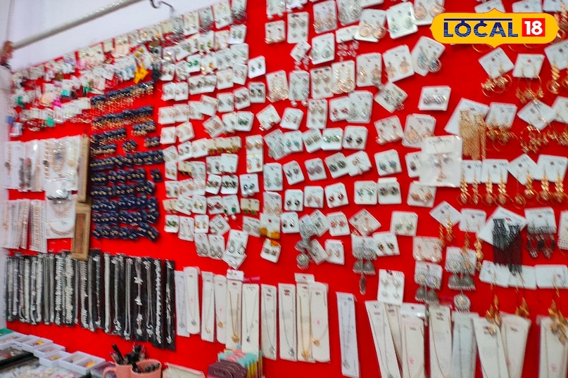 लेडीज शॉपिंग मार्केट खरगोन, सस्ता मार्केट खरगोन, Khargone cosmetic market, महिलाओं के लिए खास मार्केट खरगोन, karwa chauth, local18, khargone letest news, Madhya Pradesh hindi news लेडीज शॉपिंग मार्केट खरगोन, सस्ता मार्केट खरगोन, Khargone cosmetic market, महिलाओं के लिए खास मार्केट खरगोन, karwa chauth, local18, khargone letest news, Madhya Pradesh hindi news