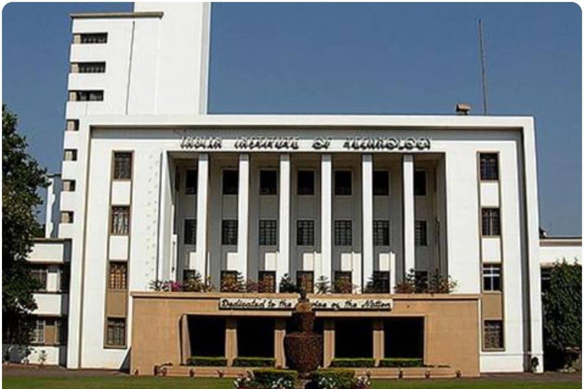 IIT-K: हॉस्टल का दरवाजा तोड़ते ही पुलिस के उड़े होश अंदर का हाल देख मची सनसनी