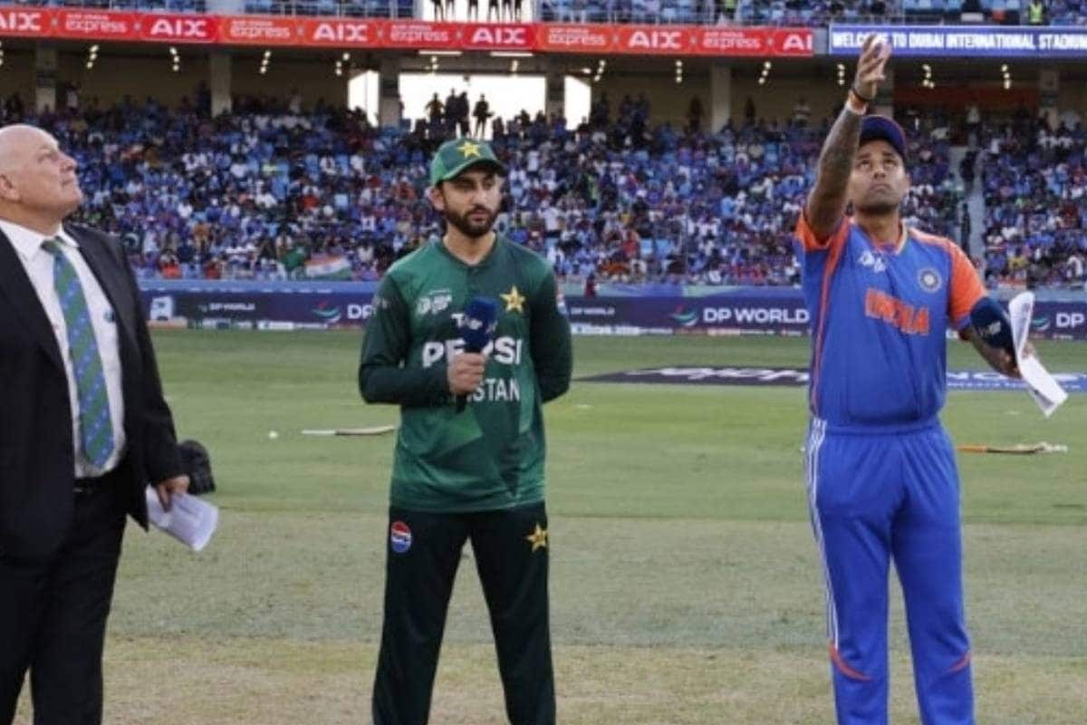 टॉस में भी बवाल, पाक ने बुलाया अलग ब्रॉडकास्‍टर, शास्‍त्री के साथ दिखे वकार