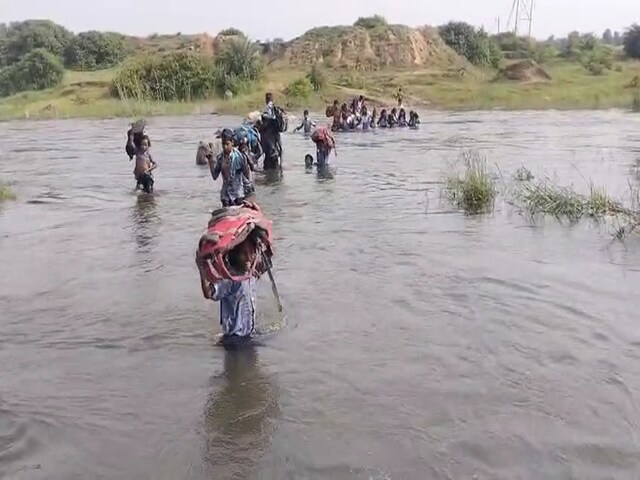 पानी में डूबा भविष्य है और चुनाव भी पास है,जतहर पर नजरें तो इनायत करिए नेताजी!