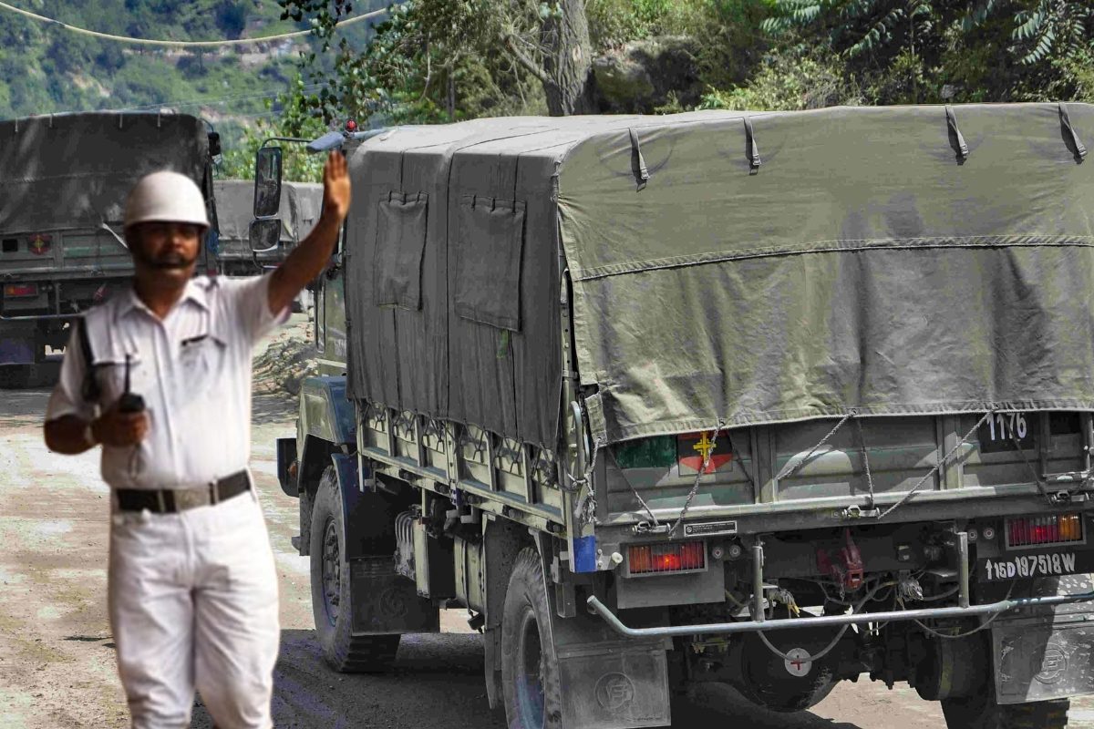 बीच सड़क पर भीड़ गई बंगाल पुलिस और सेना केस तक दर्ज आखिर माजरा क्या है
