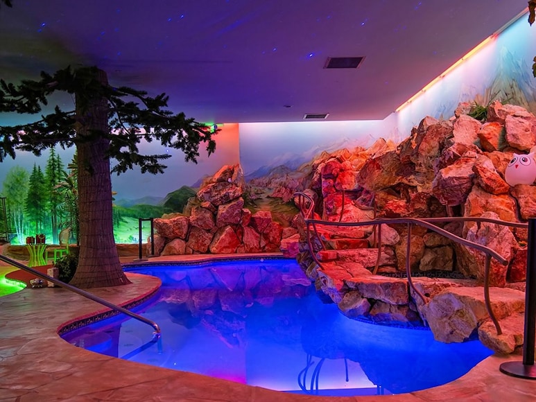 Amazing bunker, las vegas underground house, offbeat, trending, weird news, amazing news, underground bunker, las vegas house, cold war shelter, luxury atomitat, nuclear hide Property, Fake Sky Pool, Underground Bunker, Las Vegas Ghar, Cold War Shelter, Luxury Atomitat, Nuclear Hidway, 8.5 Million Property, Fake Sky Pool