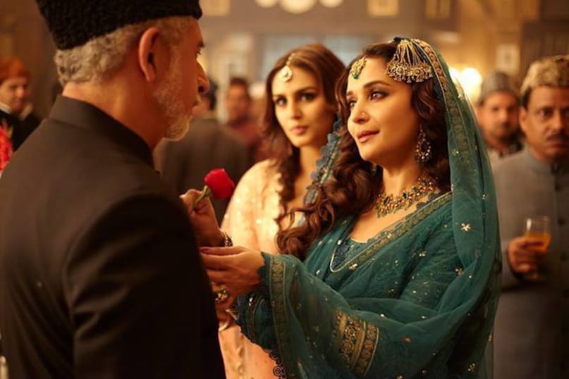 Madhuri Dixit, Naseeruddin Shah, Dedh Ishqiya, Madhuri Dixit-Naseeruddin Shah intense scenes, Madhuri Dixit shy while filming intense scenes with Naseeruddin Shah, Dedh Ishqiya Film, Dedh Ishqiya budget, Dedh Ishqiya Collection, Madhuri Dixit hit Films, माधुरी दीक्षित, नसीरुद्दीन शाह, डेढ़ इश्किया, डेढ़ इश्किया बजट, डेढ़ इश्किया कलेक्शन, डेढ़ इश्किया हिट या फ्लॉप, डेढ़ इश्किया में माधुरी दीक्षित और नसीरुद्दीन शाह का इंटीमेट सीन