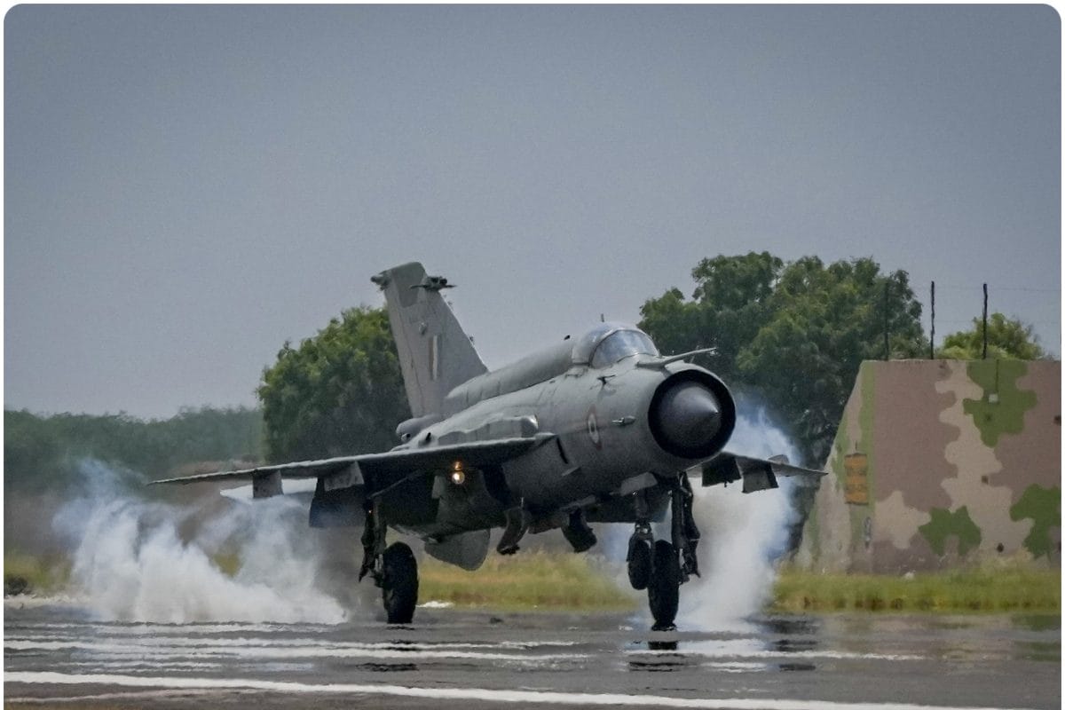 ईश्वर की मौजूदगी केवल सजीव में ही नहीं MiG-21 को लेकर क्या बोले राजनाथ सिंह