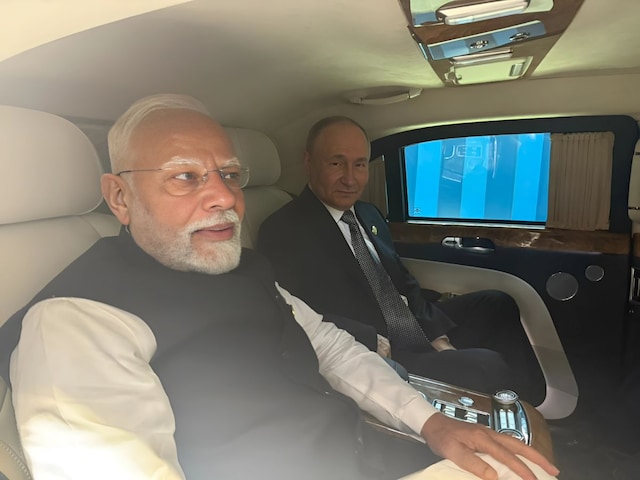 पीएम मोदी और पुतिन एक ही कार में सवार, भारत-रूस की ये दोस्ती देख लें ट्रंप पीएम मोदी और पुतिन एक ही कार में सवार, भारत-रूस की ये दोस्ती देख लें ट्रंप