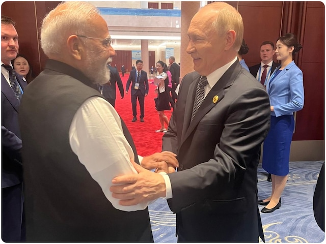 मोदी-पुतिन की मुलाकात और बन गई बात... टैरिफ के बीच रूस से आ रही 2 गूडन्यूज! मोदी-पुतिन की मुलाकात और बन गई बात... टैरिफ के बीच रूस से आ रही 2 गूडन्यूज!