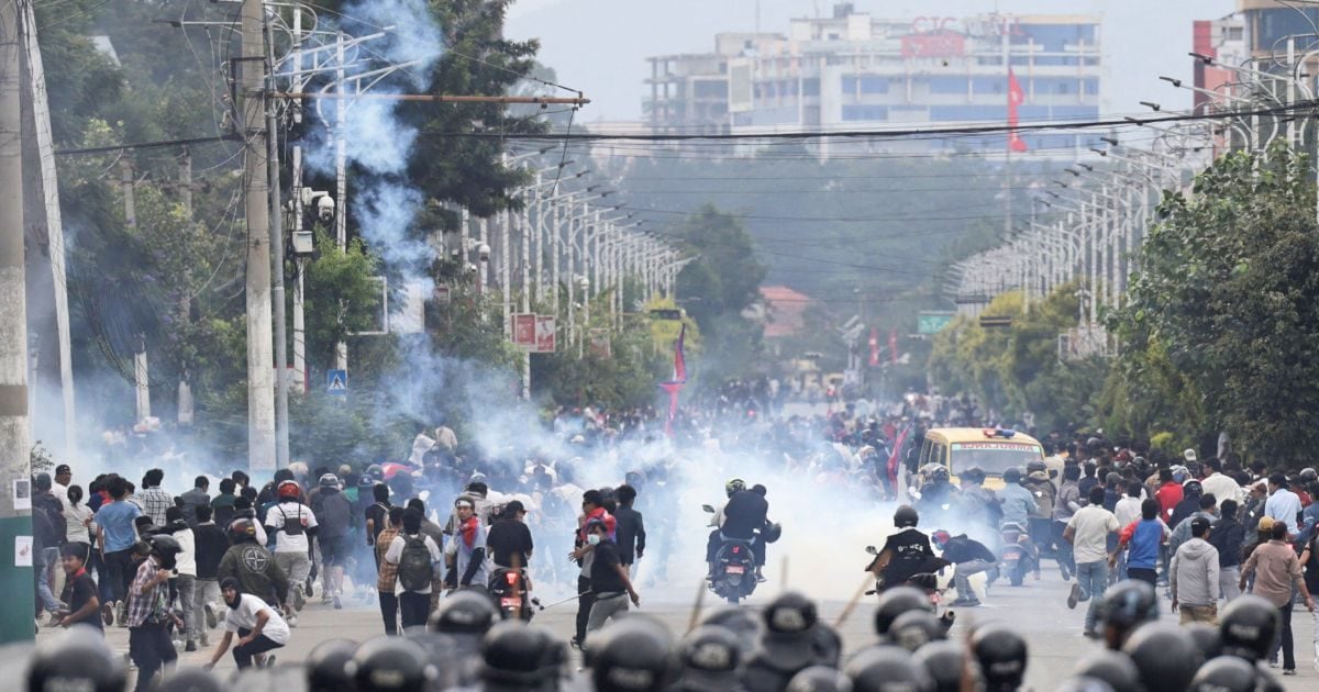 Nepal youth protest | Nepal Curfew | Social Media Ban: नेपाल के गृहमंत्री का इस्तीफा, 20 से ज्यादा मौतें, मगर रात में भी सड़कों पर संग्राम - News18 हिंदी