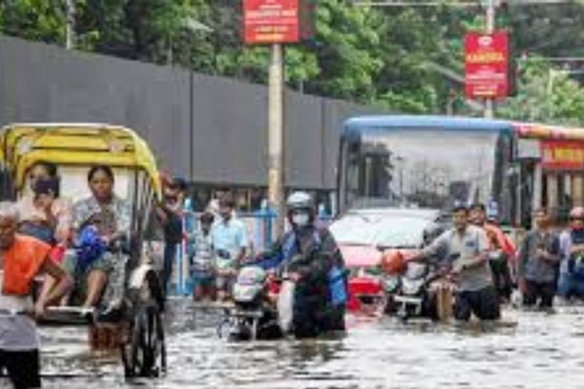 कोलकाता क्यों डूब गया पानी में अगर ऐसी बारिश दिल्ली में हो जाए तो क्या होगा