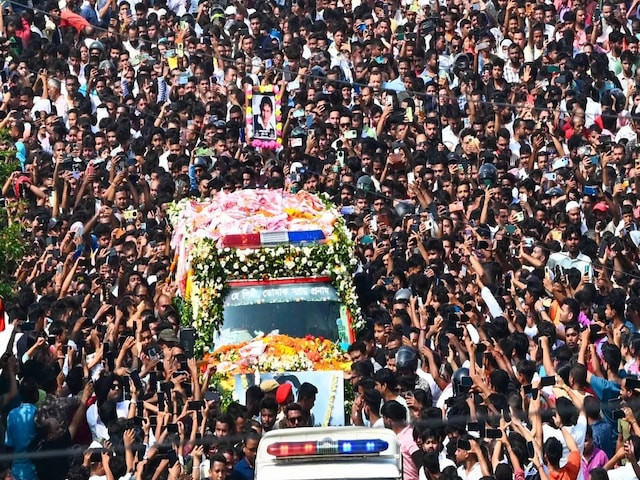 क्यों सिंगर जुबिन गर्ग को विदाई देने उमड़ी लाखों की भीड़, खूब इमोशनल हुए फैंस