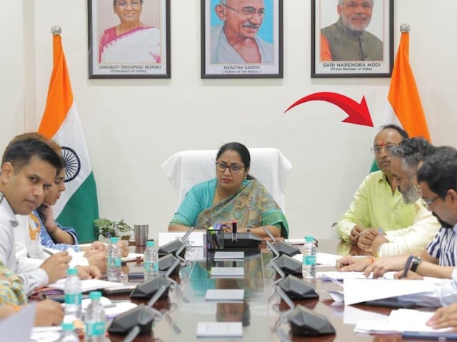 मीटिंग ले रही थी CM रेखा, बाजू में बैठे दिखे पति, फोटा बाहर आते ही मच गया बवाल मीटिंग ले रही थी CM रेखा, बाजू में बैठे दिखे पति, फोटा बाहर आते ही मच गया बवाल