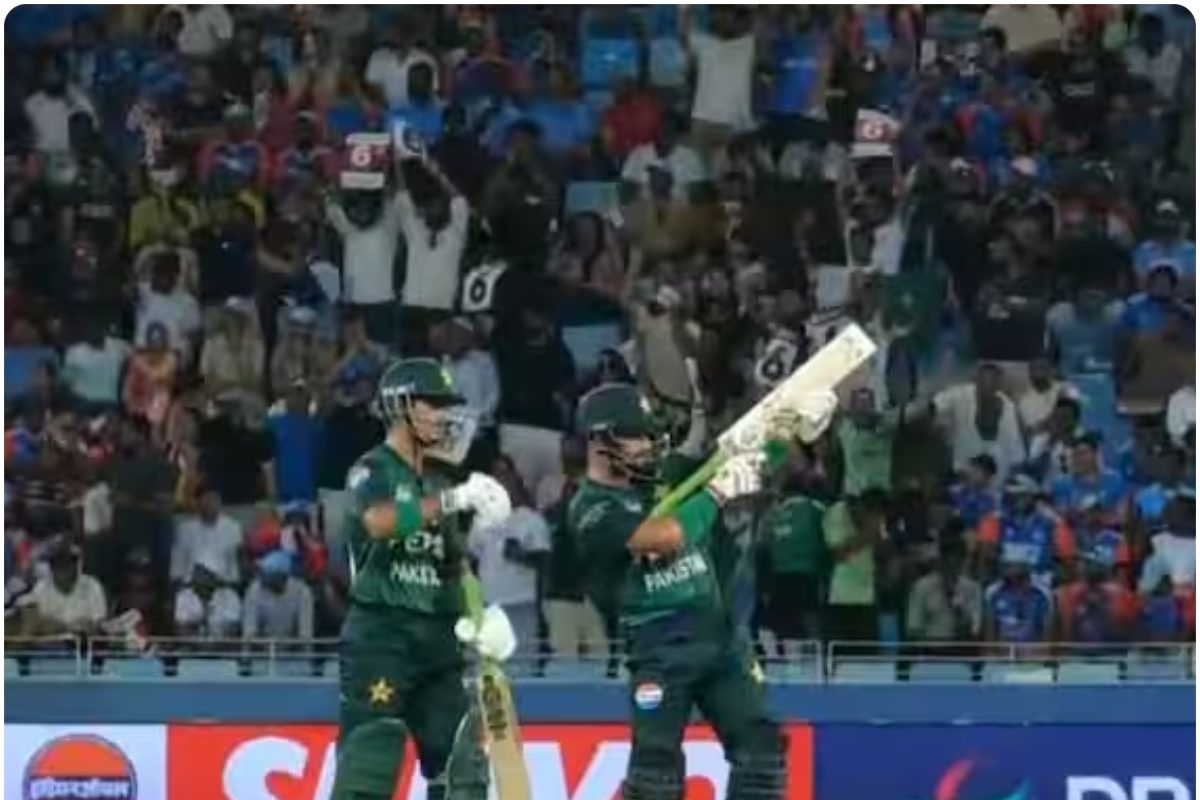 बल्ले को बंदूक बनाया... फरहान ने पचासा ठोकने के बाद आतंकियों की तरह मनाया जश्न