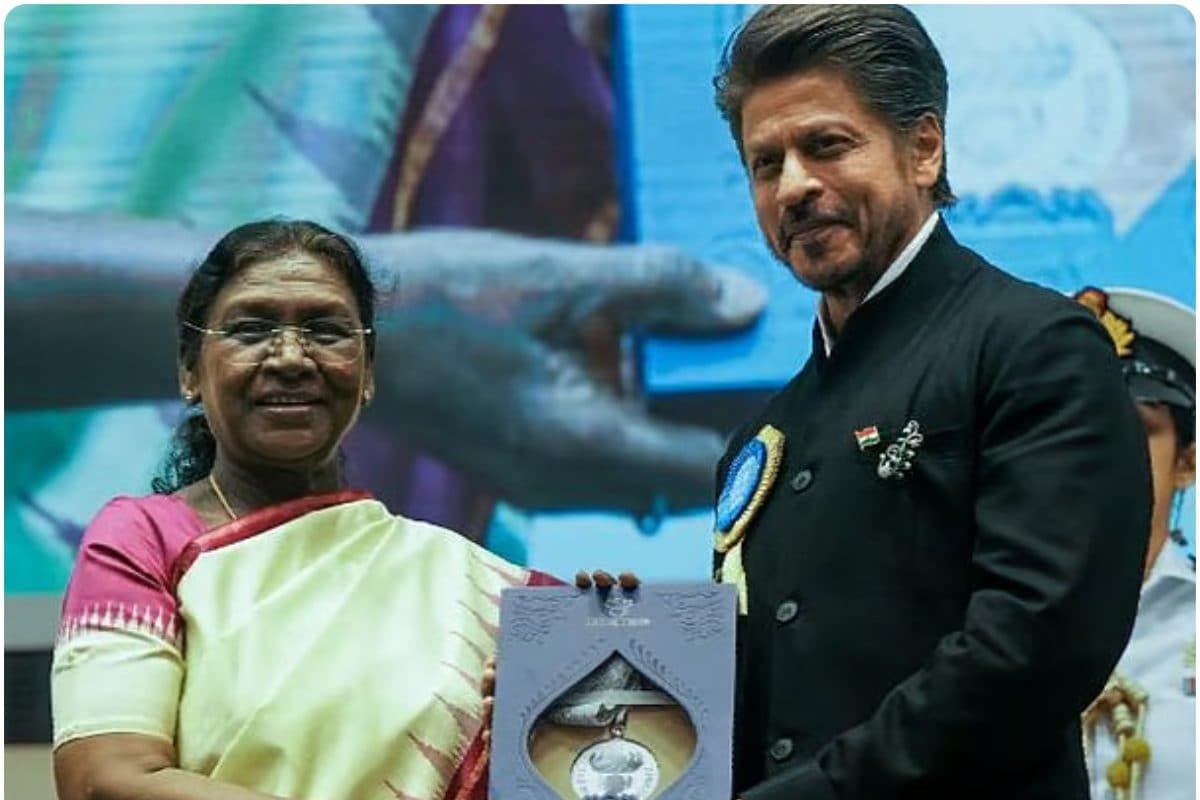 कांग्रेस को मुस्लिम वोट बैंक दिखता है SRK को नेशनल अवॉर्ड मिलने पर घमासान