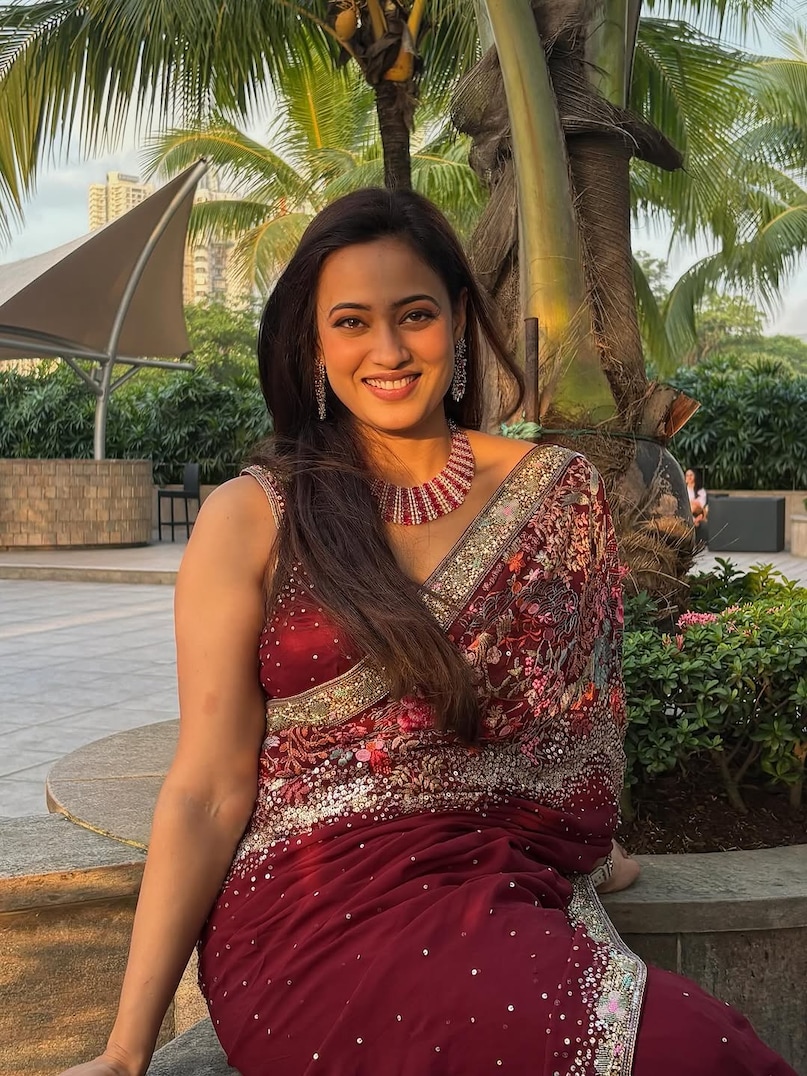 Shweta Tiwari fashion tips, Shweta Tiwari style guide, Shweta Tiwari jeans look, Shweta Tiwari saree style, Shweta Tiwari western outfits, Shweta Tiwari ethnic looks, Bollywood actress fashion tips,