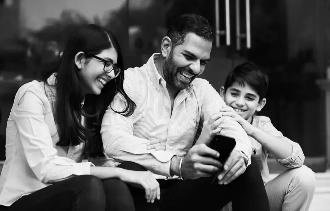 Karisma Kapoor, Karisma Kapoor Net Worth, Sunjay Kapur, Sunjay Kapur wealth dispute, Karisma Kapoor children estate case, Sunjay kapur kids samaira and kiaan, Pushpanjali Farms legal battle, Delhi High Court real estate dispute, Sunjay Kapur family court case, संजय कपूर, करिश्मा कपूर, बिजनेसमैन संजय कपूर, करिश्मा कपूर के बच्चे, कितने करोड़ का मालकिन हैं लोलो