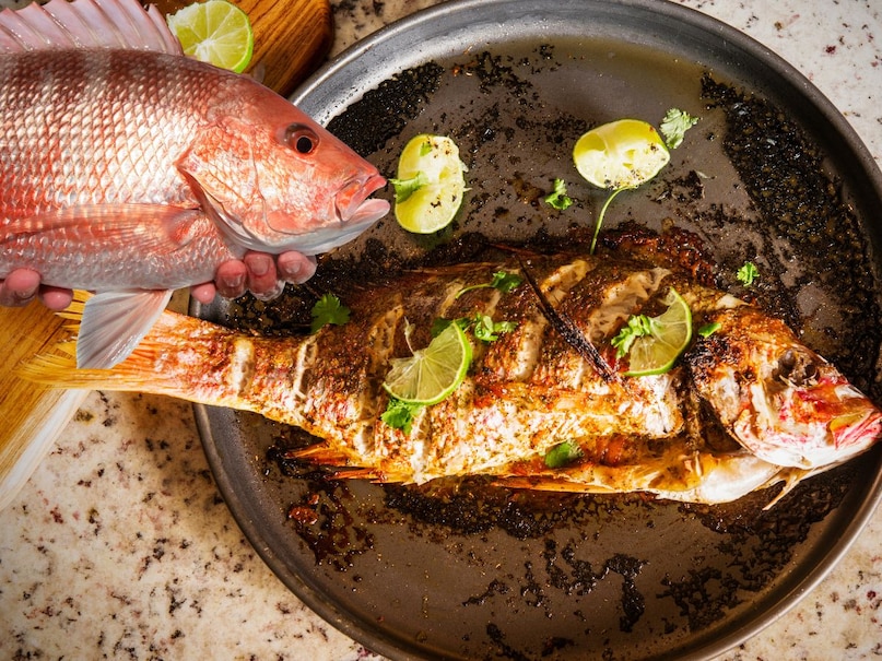 स्नैपर (Snapper) -स्नैपर मछली में कांटे थोड़ी बड़ी होती हैं, लेकिन इन्हें आसानी से निकाल लिया जा सकता है. रेड स्नैपर और व्हाइट स्नैपर बहुत स्वादिष्ट होते हैं. इसमें विटामिन B6, फॉस्फोरस और ओमेगा-3 फैटी एसिड्स पाए जाते हैं. यह ग्रिल्ड फिश, टोम यम सूप और स्वीट एंड सॉर डिशेज़ के लिए परफेक्ट होती है.