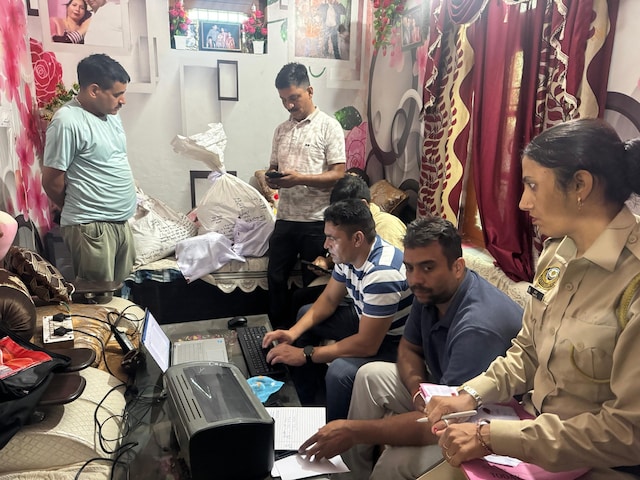 घर में रखी थी नशे की खेप, रेड में 32KG चूरापोस्त और 9.61 कैश बरामद घर में रखी थी नशे की खेप, रेड में 32KG चूरापोस्त और 9.61 कैश बरामद