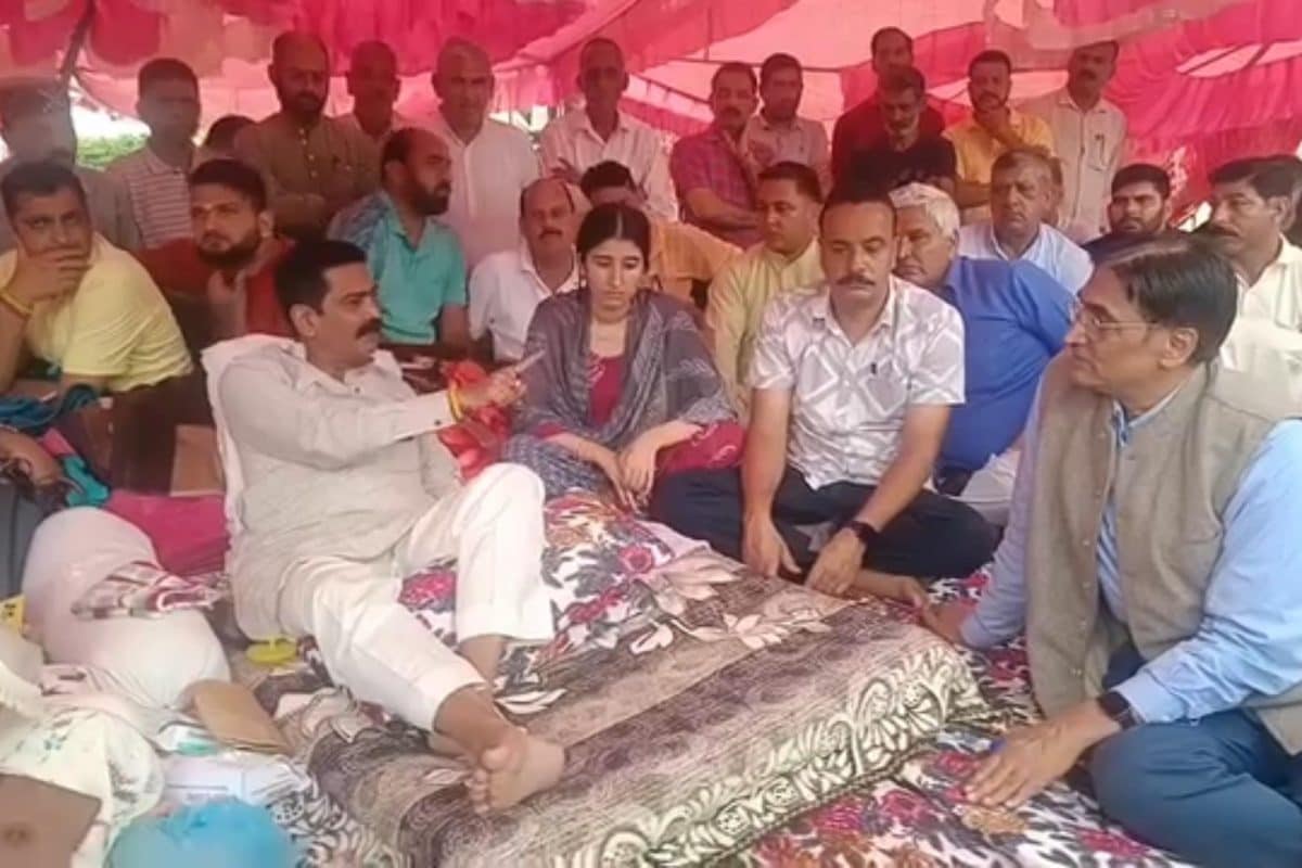 चार दिन से आमरण अनशन कांग्रेस MLA चंद्रशेखर अब दौड़े-दौड़े मिलने पहुंचे अफसर