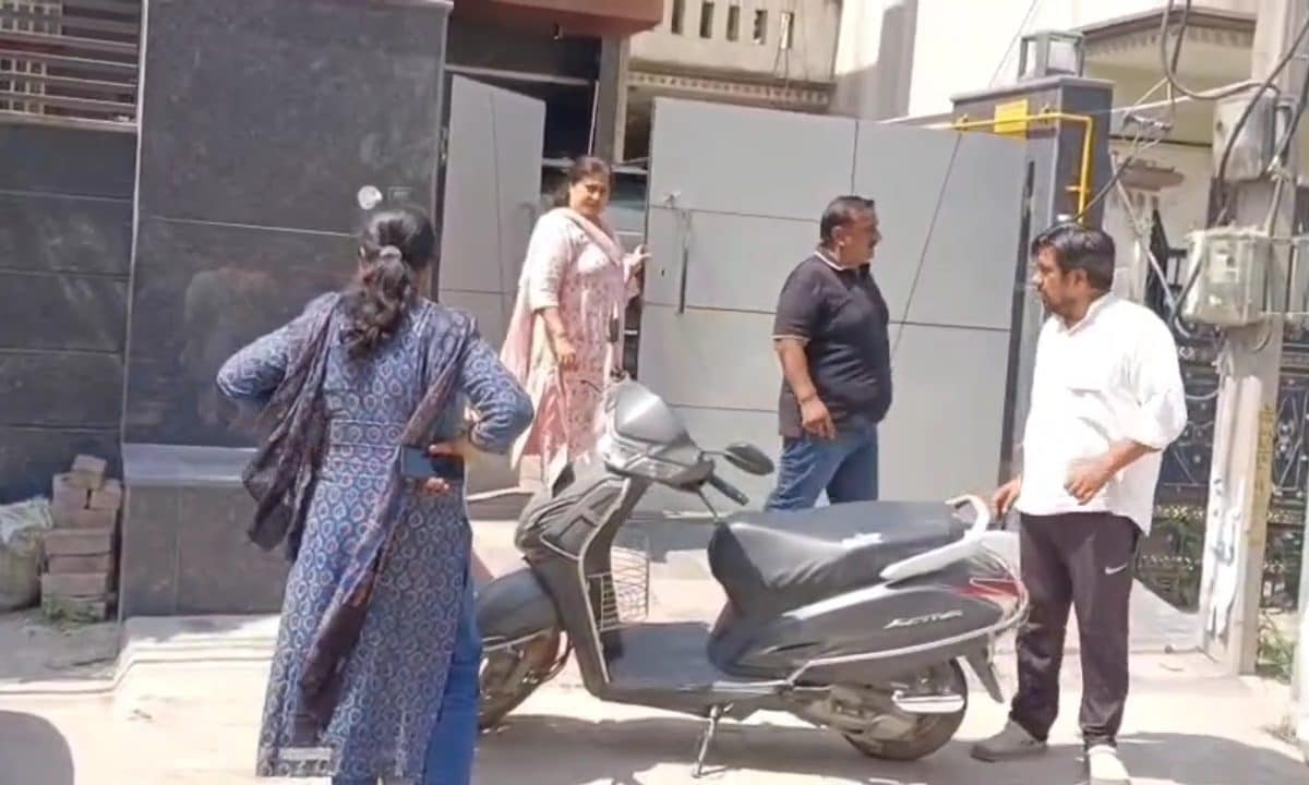 खुशी-खुशी रिश्तेदारों के घर गया परिवार लौटते ही पैरों तले खिसक गई जमीन