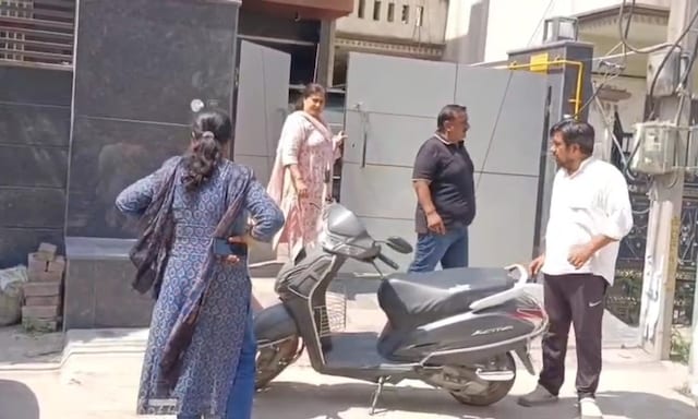 खुशी-खुशी रिश्तेदारों के घर गया परिवार, लौटते ही पैरों तले खिसक गई जमीन खुशी-खुशी रिश्तेदारों के घर गया परिवार, लौटते ही पैरों तले खिसक गई जमीन