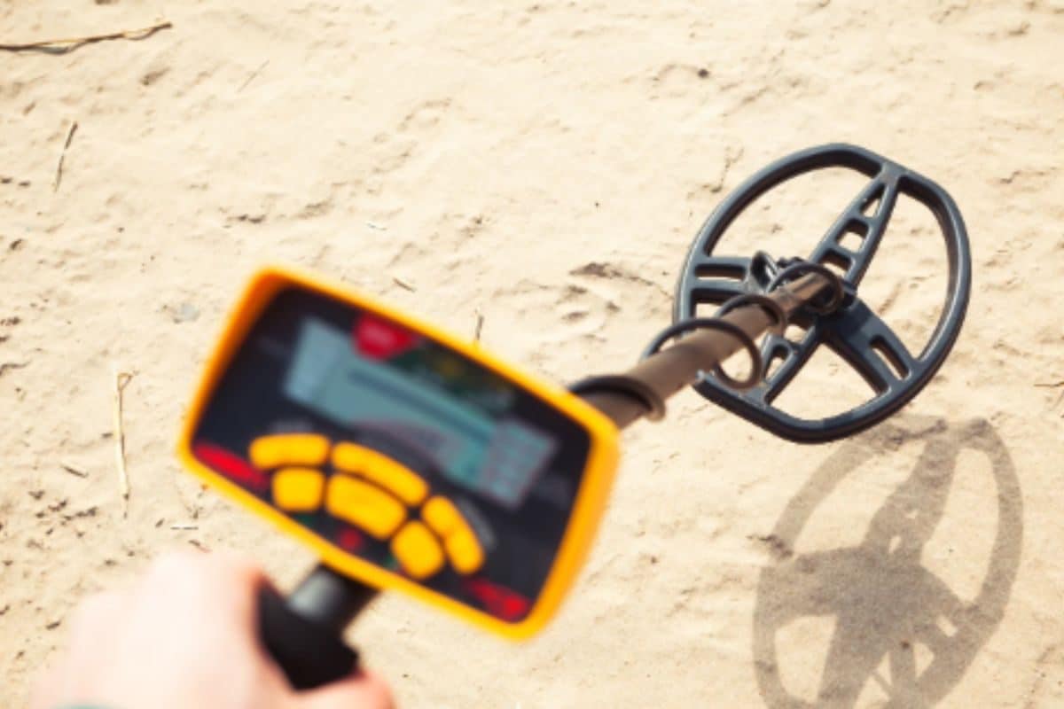 मंदिर में हो रहा था काम अचानक आई खटखट की आवाज मिट्टी के घड़े से निकला खजाना