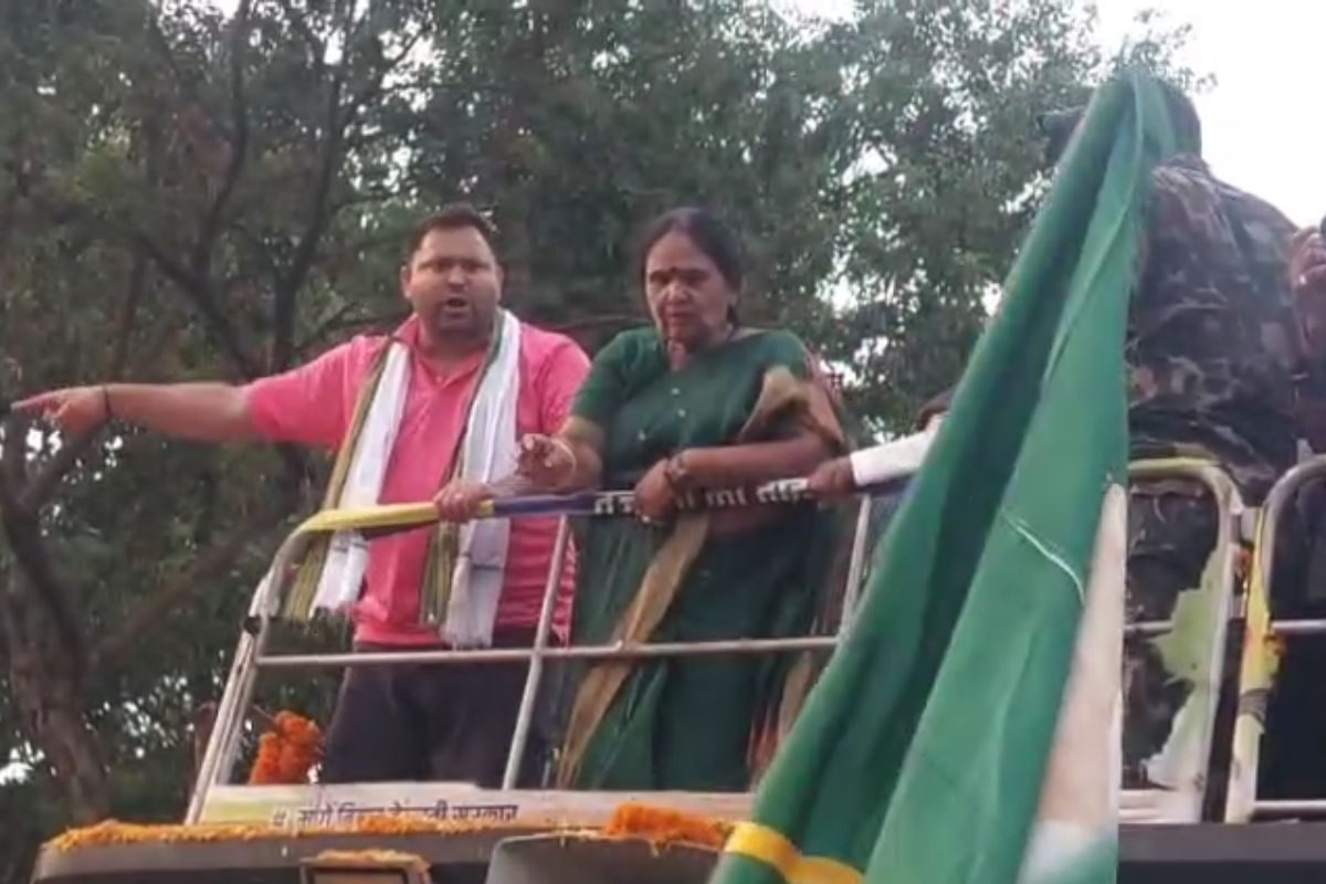 तेजस्वी यादव को जब आया गुस्सा, वैशाली के पातेपुर में दिखा ये रूप