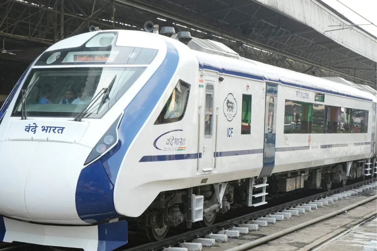 गलत ट्रैक पर चली गई वंदे भारत 900KM की जगह 1400KM चली चूक का रिकॉर्ड बन गया