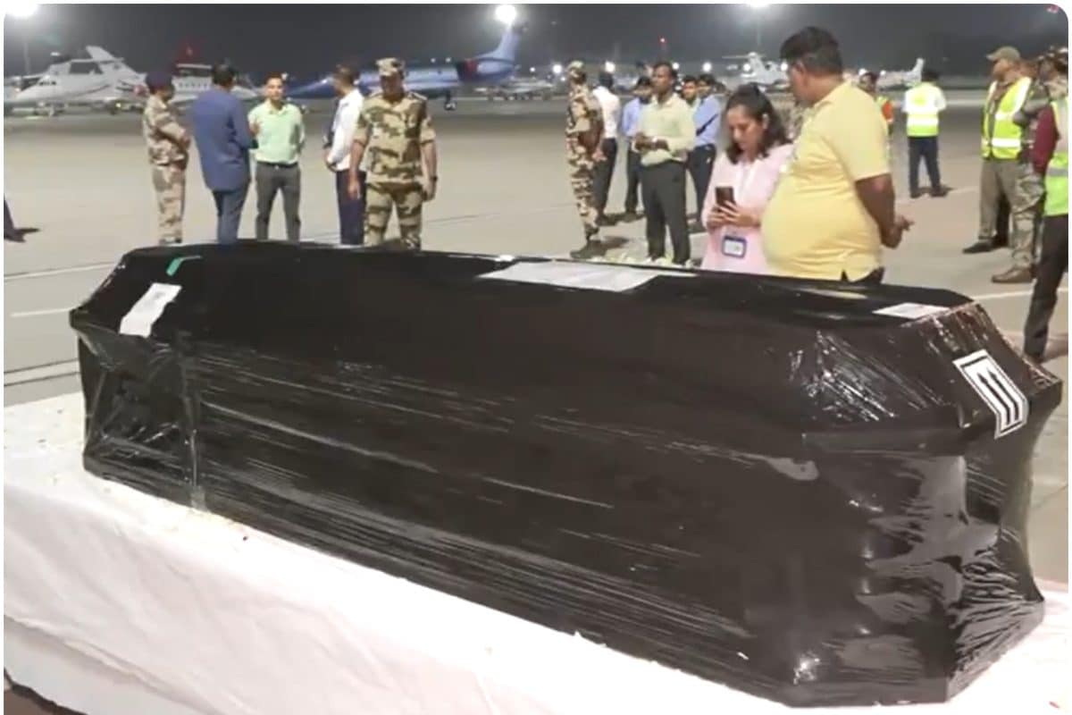 जुबिन गर्ग का पार्थिव शरीर सिंगापुर से दिल्ली पहुंचा असम CM ने दी श्रद्धांजलि