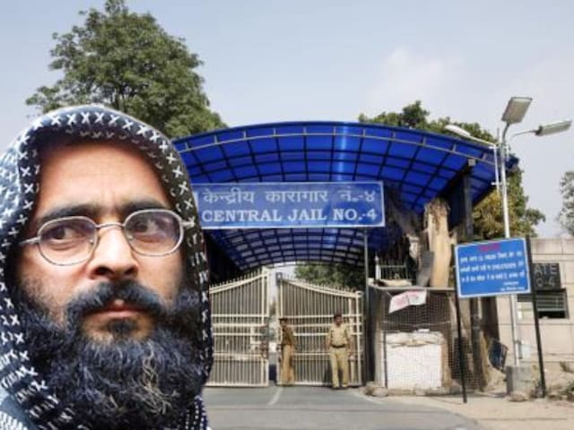 तिहाड़ जेल से अफजल गुरु और मकबूल बट्ट की कब्र हटाई जाए, हाईकोर्ट में याचिका तिहाड़ जेल से अफजल गुरु और मकबूल बट्ट की कब्र हटाई जाए, हाईकोर्ट में याचिका