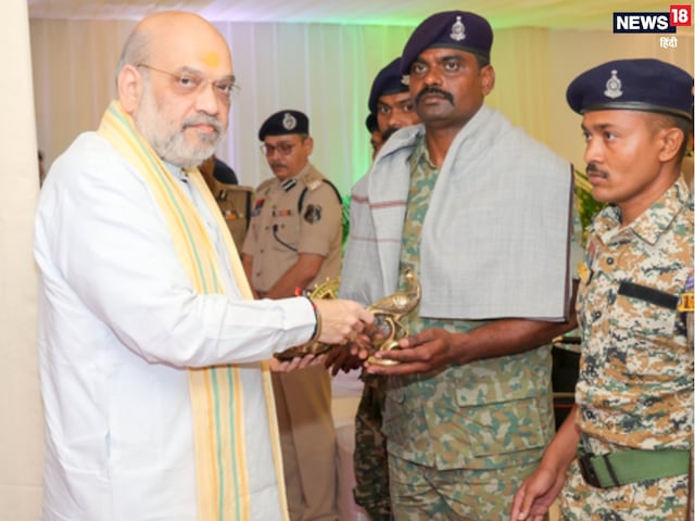 Operation Black Forest को अंजाम देने वाले जवान को अमित शाह ने किया सम्मानित Operation Black Forest को अंजाम देने वाले जवान को अमित शाह ने किया सम्मानित