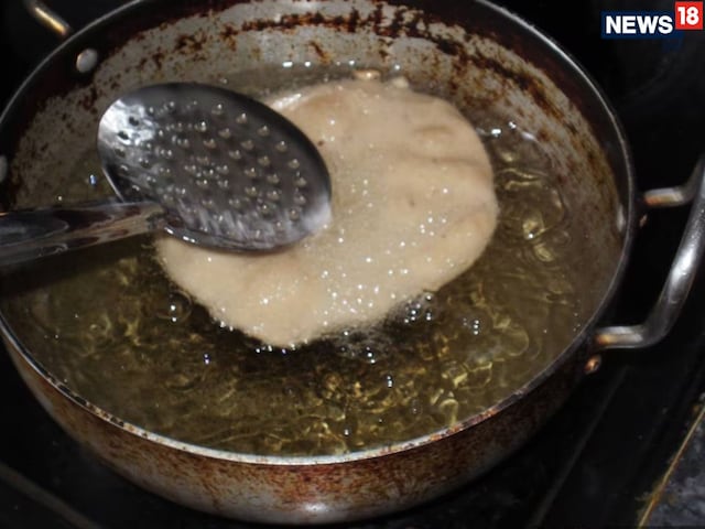 पूरी बनाने के लिए इस तेल का ना करें इस्तेमाल , जानें सही तेल की जानकारी पूरी बनाने के लिए इस तेल का ना करें इस्तेमाल , जानें सही तेल की जानकारी