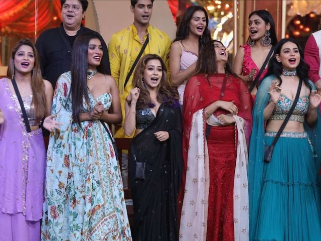 After all, how many dress do contestants bring in Bigg Boss? 1 then brought 200 pairs of clothes