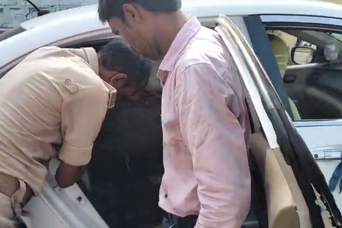 सीट के नीचे, डैशबोर्ड के अंदर, कार से निकलीं 153 शराब की बोतलें, तलाशी लेते हुए चकराई पुलिस