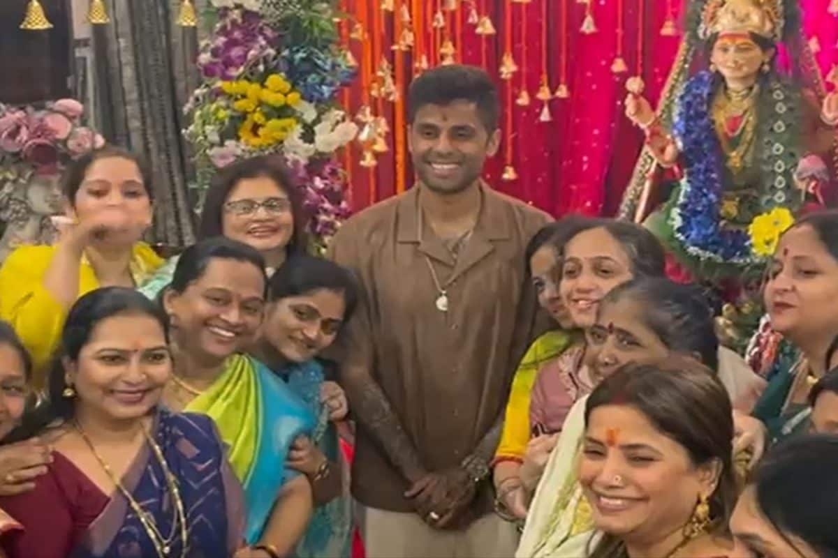 घर लौटते ही सूर्यकुमार यादव का भव्य स्वागत, महिलाओं में सेल्फी लेने की मची होड़