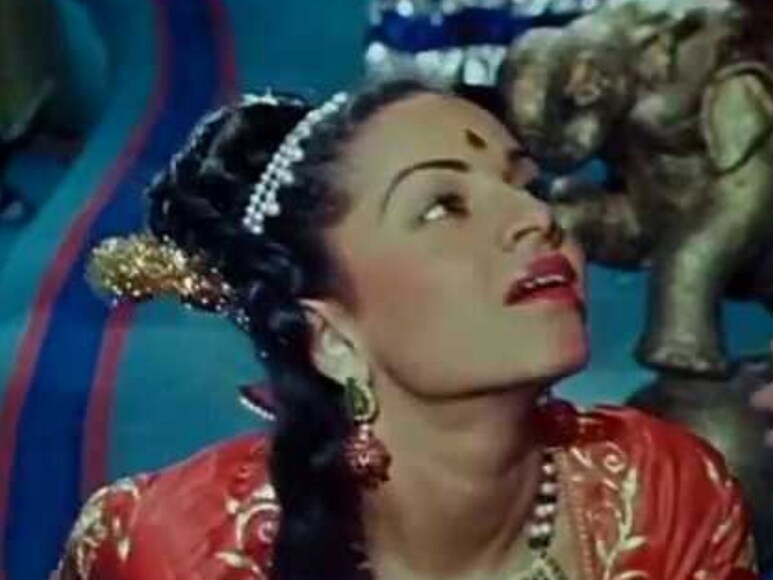 cuckoo moray, cuckoo moray Songs, cuckoo moray bollywood 1st item girl, cuckoo moray riches to rags story, cuckoo moray death, How cuckoo moray life ruined, How cuckoo moray died tragically, why cuckoo moray had no money to eat in last stage, cuckoo moray family, cuckoo moray Films, cuckoo moray Life ruined by income tax raid, कुक्कू मोरे , कुक्कू मोरे सॉन्ग, बॉलीवुड की पहली आइटम गर्ल, कुक्कू मोरे की फिल्में, कुक्कू मोरे को क्यों पड़े खाने के लाले